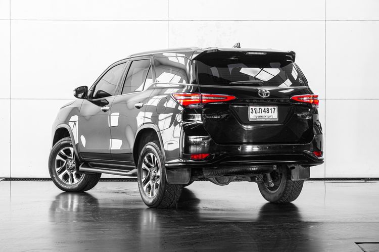 Toyota Fortuner 2022 2.4 Leader V 4WD Utility-car ดีเซล ไม่ติดแก๊ส เกียร์อัตโนมัติ ดำ รูปที่ 4