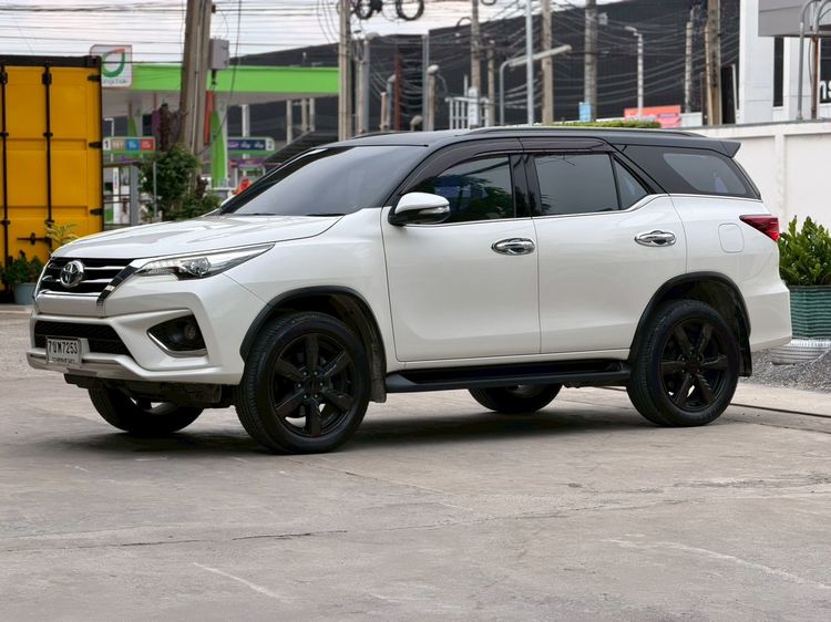 รถ Toyota Fortuner 2.8 V TRD Sportivo Black Top สี ขาว