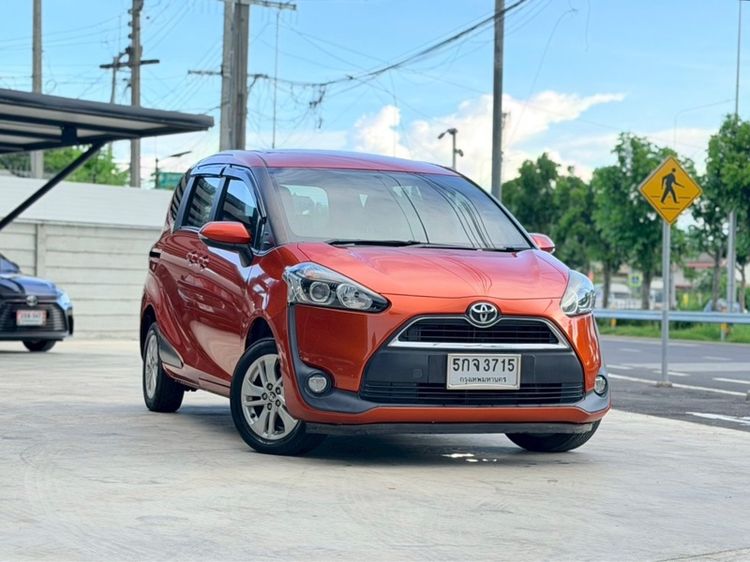 รถ Toyota Sienta 1.5 G สี ส้ม