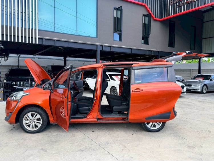 รถ Toyota Sienta 1.5 G สี ส้ม