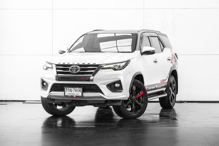รถ Toyota Fortuner 3.0 TRD Sportivo 4WD สี ขาว