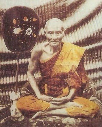 พระปิดตาสังกัจพุงป่องหลวงปู่ยิ้มวัดหนองบัวเนื้อเก่าๆองค์ครูเทียบหาพระสมเด็จวัดระฆังได้ผิวหิ้งเดิมๆยุบยับย่น ธรรมชาติพระโบราณถึงยุค150ปี
