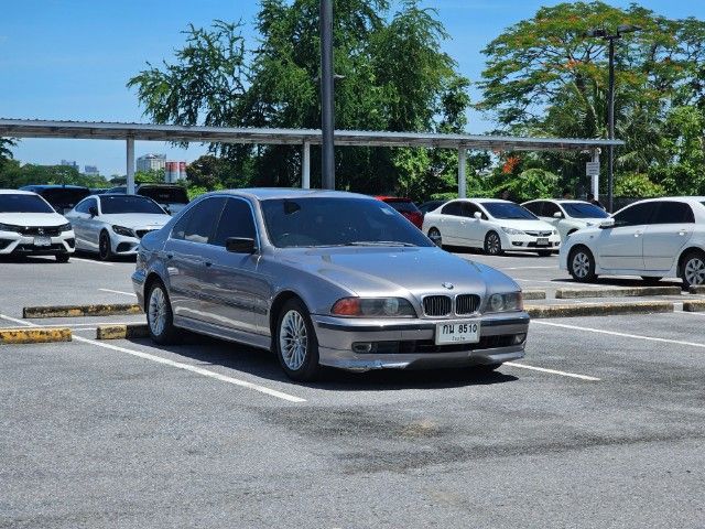 รถ BMW Series 5 523i สี บรอนซ์เงิน