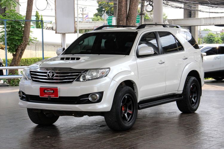 รถ Toyota Fortuner 3.0 V 4WD สี ขาว
