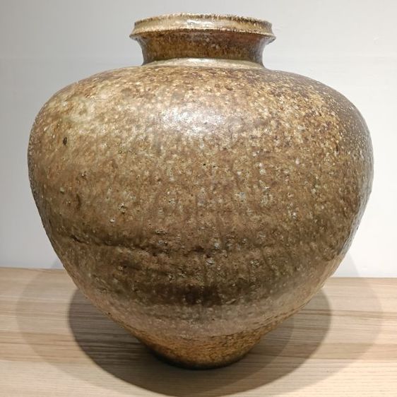 ส่งต่องานชิ้นเอก: ไหชิการากิขนาดใหญ่ (Shigaraki Ōtsubo) โดยปรมาจารย์ Takahashi Rakusai V พร้อมกล่องไม้. รูปที่ 5