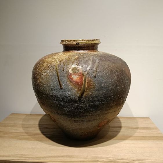 ส่งต่องานชิ้นเอก: ไหชิการากิขนาดใหญ่ (Shigaraki Ōtsubo) โดยปรมาจารย์ Takahashi Rakusai V พร้อมกล่องไม้.
