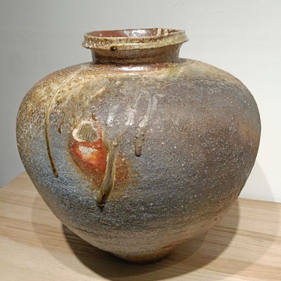 ส่งต่องานชิ้นเอก: ไหชิการากิขนาดใหญ่ (Shigaraki Ōtsubo) โดยปรมาจารย์ Takahashi Rakusai V พร้อมกล่องไม้. รูปที่ 2