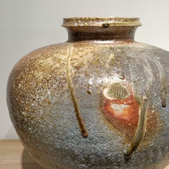 ส่งต่องานชิ้นเอก: ไหชิการากิขนาดใหญ่ (Shigaraki Ōtsubo) โดยปรมาจารย์ Takahashi Rakusai V พร้อมกล่องไม้. รูปที่ 3