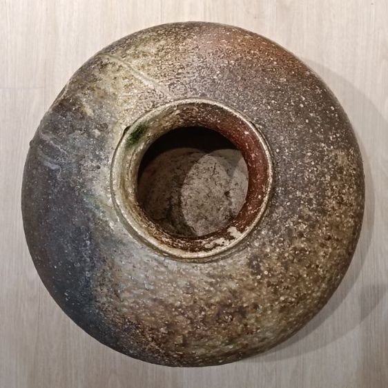 ส่งต่องานชิ้นเอก: ไหชิการากิขนาดใหญ่ (Shigaraki Ōtsubo) โดยปรมาจารย์ Takahashi Rakusai V พร้อมกล่องไม้. รูปที่ 10
