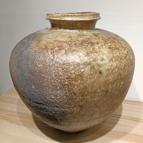 ส่งต่องานชิ้นเอก: ไหชิการากิขนาดใหญ่ (Shigaraki Ōtsubo) โดยปรมาจารย์ Takahashi Rakusai V พร้อมกล่องไม้. รูปที่ 8