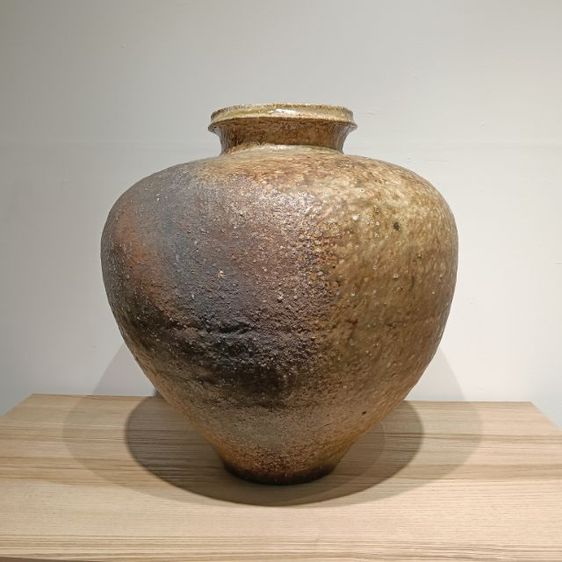 ส่งต่องานชิ้นเอก: ไหชิการากิขนาดใหญ่ (Shigaraki Ōtsubo) โดยปรมาจารย์ Takahashi Rakusai V พร้อมกล่องไม้. รูปที่ 7