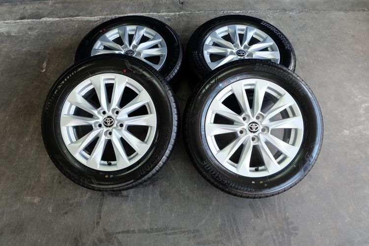 ล้อพร้อมยางป้ายแดง TOYOTA  Cross 17 นิ้ว + ยาง Bridgestone Alenza 001  ขนาด  21560R17  ปี26