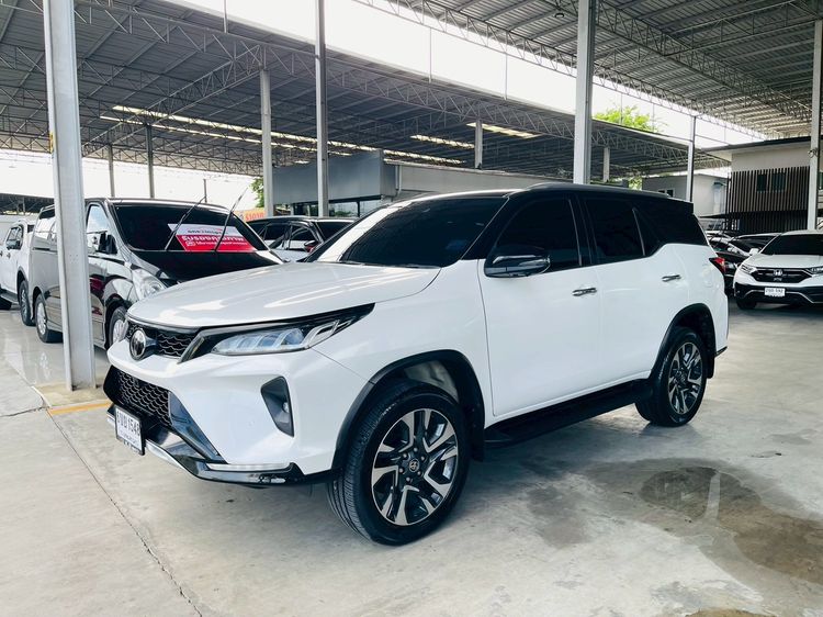 รถ Toyota Fortuner 2.4 Legender 4WD สี ขาว
