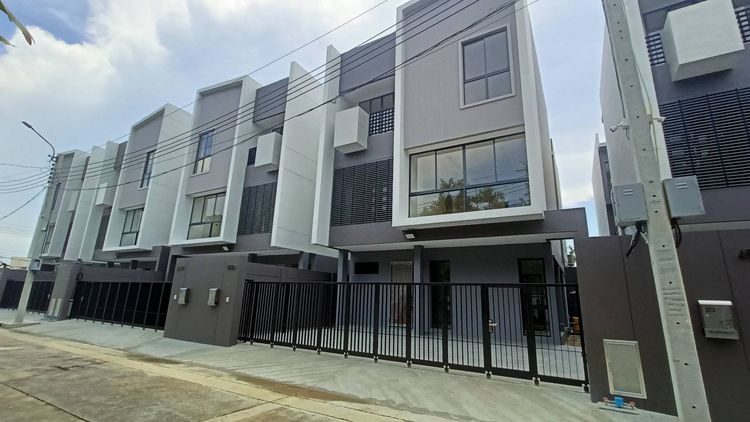 โครงการ feel town ลาดพร้าว 101