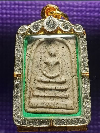พระสมเด็จวัดระฆัง สร้างยุคเเรก ราวปี 2404 สภาพผ่านการใช้ฝนทำยารักษาโรคไข้ทรพิษมาบ้าง เเต่พระยังสวยเดิมดีมาก หายาก พบน้อย น่าใช้มากๆครีบ