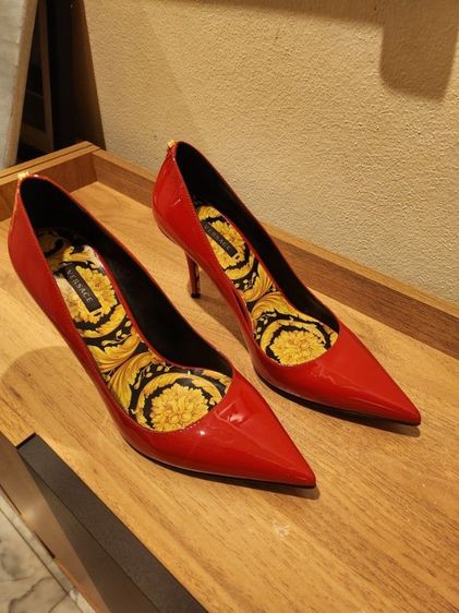 ขายรองเท้าส้นสูงversace ของแท้ ไซส์39 used สภาพดีมาก