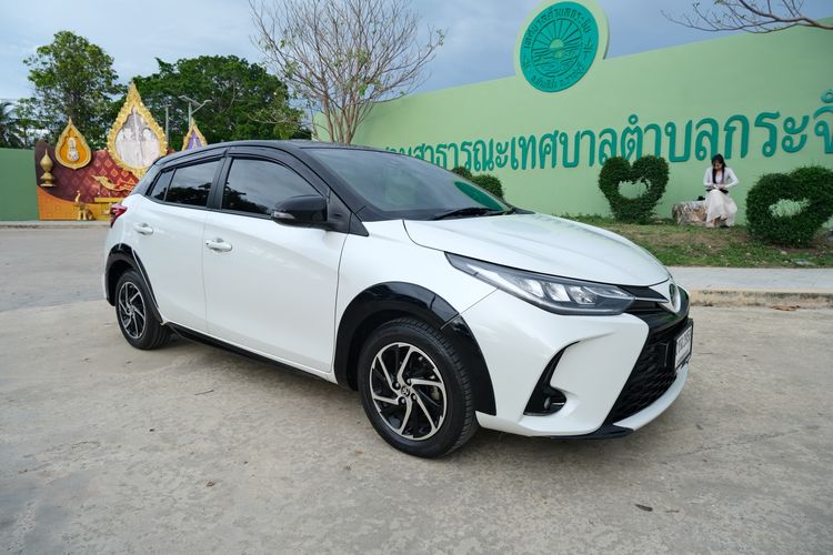 รถ Toyota Yaris 1.2 Premium สี ขาว