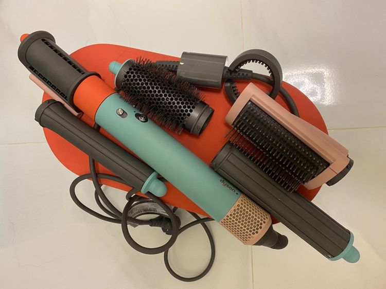 อื่นๆ Dyson Airwrap Multi-Styler Complete ในสี Ceramic Pop ที่มีเอกลักษณ์โทนฟ้าอ่อนและชมพูพาสเทล