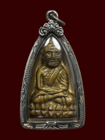 หลวงปู่ทวดหลังเตารีด 05 วัดช้างให้จังหวัดปัตตานี พร้อมเลี่ยมกันน้ำกรอบเงินแกะลายโบราณ