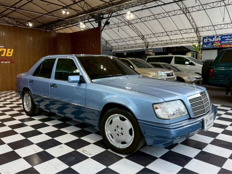 รถ Mercedes-Benz E-Class E220 สี ฟ้า