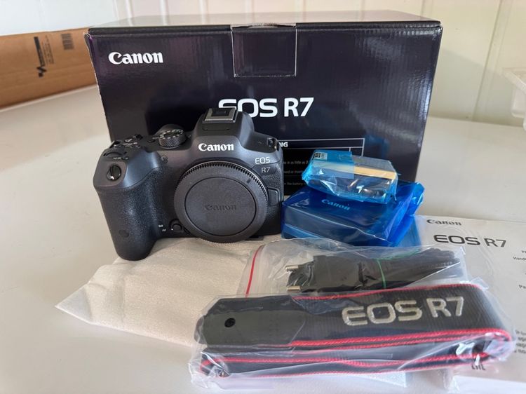Canon eos R7 new (body)