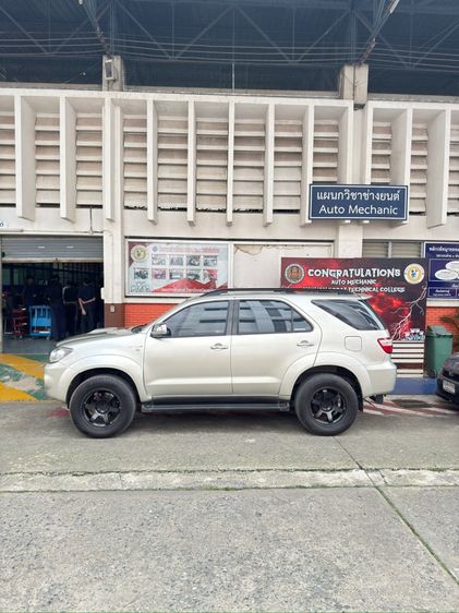 รถ Toyota Fortuner 3.0 V สี บรอนซ์เงิน