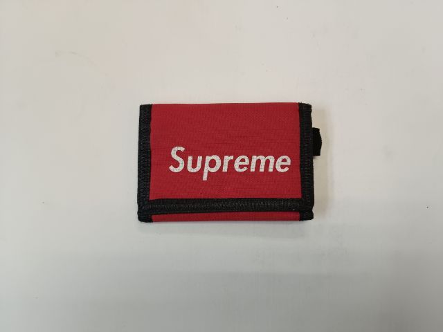 กระเป๋าสตางค์ supreme