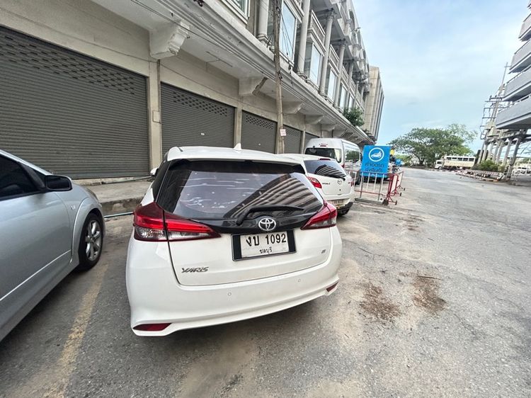 รถ Toyota Yaris 1.2 G สี ขาว