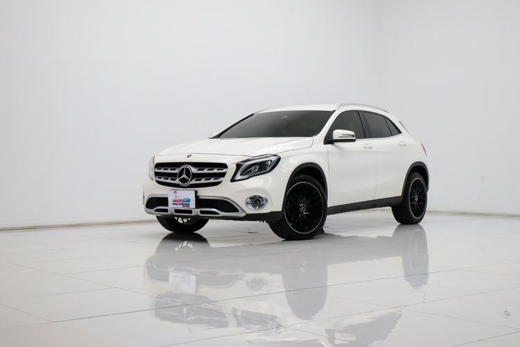 รถ Mercedes-Benz GLA-Class GLA200 สี ขาว