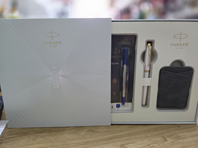 ปากกาparker มือ1 ใหม่เอี่ยมไม่เคยใช้เก็บไว้มานานอยากส่งต่อให้ผู้ที่ต้องการใช้หรือสะสมค่ะ