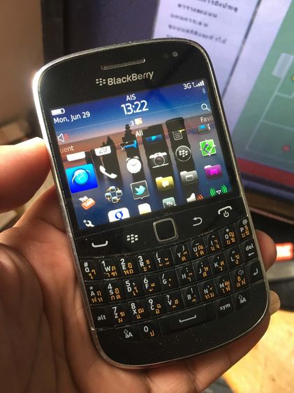 BB 9900 สภาพสวย จอสวย เทสด้วยซิมAISใช้งานปกติ กล้องใช้ได้ แบตยังพอเก็บไฟ มีสายชาร์จ ตำหนิปุ่มข้างสามปุ่มกดไม่ได้