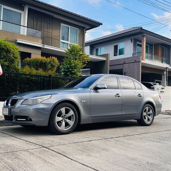 รถ BMW Series 5 525i สี เทา