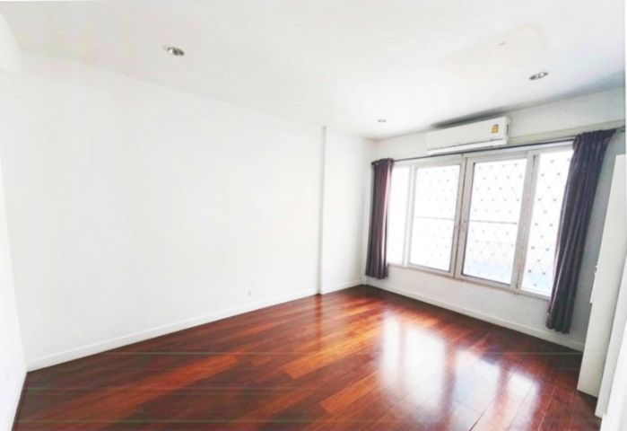 ไม่มี ใช่ Town House,Home Office, only ฿ 65,000, 4 BR  only 400 m. to Prompong BTS  รูปที่ 3