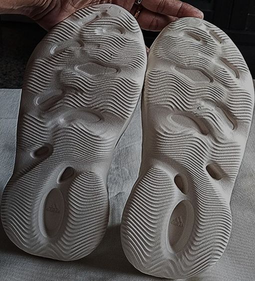 Adidas Yeezy Form RNNR รูปที่ 3