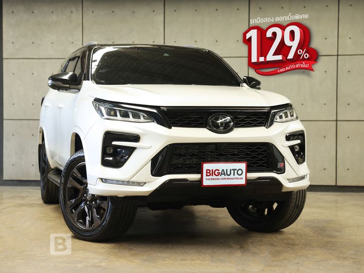 รถ Toyota Fortuner 2.8 GR Sport Black Top 4WD สี ขาว