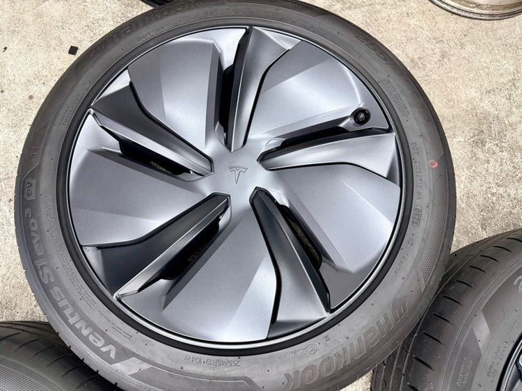 ล้อแม็ก TESLA MODEL Y JIUNIPER ขอบ 19” ถอดป้ายแดง ยาง HANKOOK 255-45R19 ปี 26 สีเส้นตุ่มหน้ายางยังอยู่ครบ รูปที่ 8