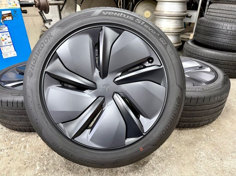 19" ล้อแม็ก TESLA MODEL Y JIUNIPER ขอบ 19” ถอดป้ายแดง ยาง HANKOOK 255-45R19 ปี 26 สีเส้นตุ่มหน้ายางยังอยู่ครบ