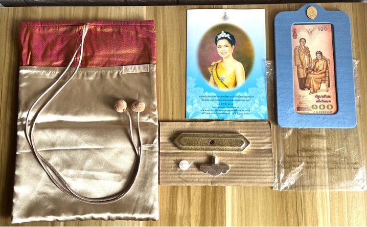 ธนบัตรที่ระลึก 100 บาท เฉลิมพระเกียรติสมเด็จพระนางเจ้าสิริกิติ์ฯ เฉลิมพระชนมพรรษา 6 รอบ 12 สิงหาคม พ.ศ. 2547 ซองผ้าไหม