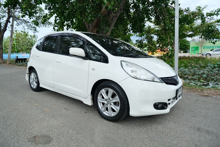 รถ Honda Jazz 1.5 V i-VTEC สี ขาว