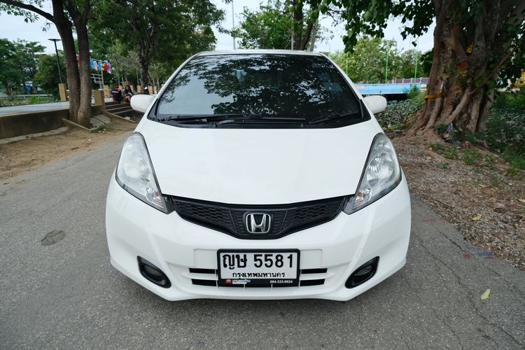 Honda Jazz 2011 1.5 V i-VTEC Sedan เบนซิน ไม่ติดแก๊ส เกียร์อัตโนมัติ ขาว รูปที่ 2