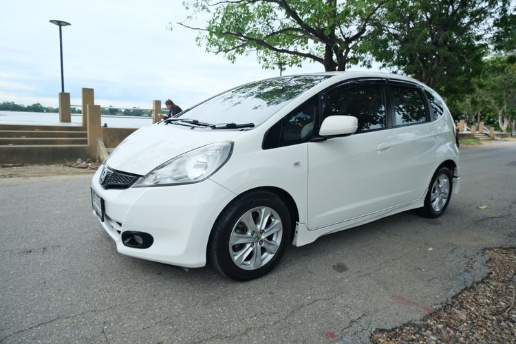 Honda Jazz 2011 1.5 V i-VTEC Sedan เบนซิน ไม่ติดแก๊ส เกียร์อัตโนมัติ ขาว รูปที่ 3