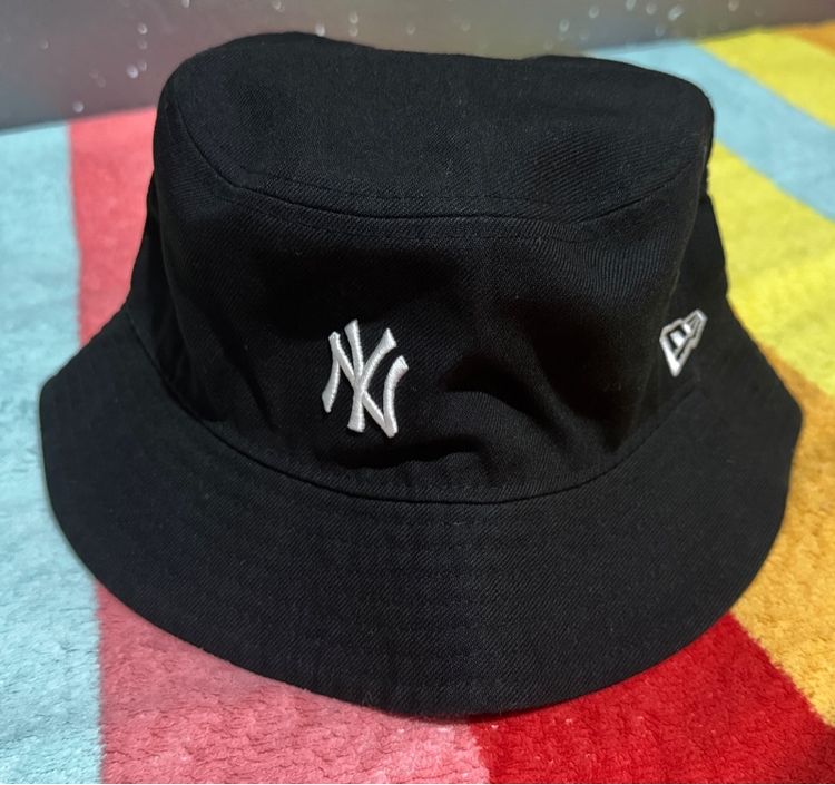 หมวกและหมวกแก๊ป หมวกบัคเก็ต New Era ลาย NY (New York Yankees)