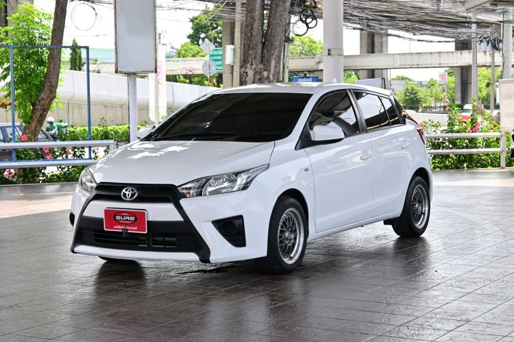 รถ Toyota Yaris 1.2 J สี ขาว