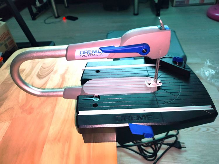 เลื่อยฉลุไฟฟ้าDREMEL MOTO SAW รุ่น MS20 1 5 F013MS20JA สามารถถอดตัวเครื่องออกจากแท่น ใช้เป็นเลื่อยฉลุไฟฟ้ามือถือได้เลย ของใหม่แกะกล่อง รูปที่ 6