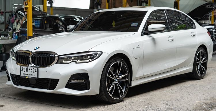 รถ BMW Series 3 330e สี ขาว