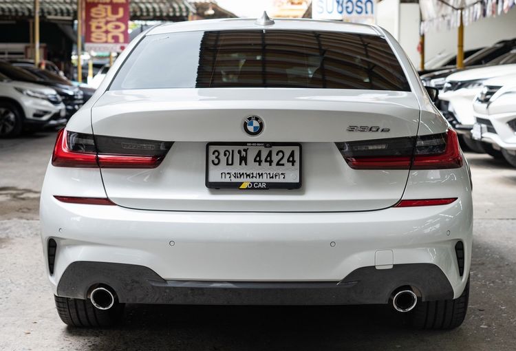 BMW Series 3 2021 330e Sedan ปลั๊กอินไฮบริด (PHEV) ไม่ติดแก๊ส เกียร์อัตโนมัติ ขาว รูปที่ 4
