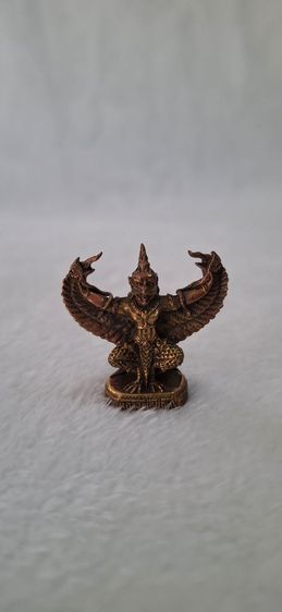 พระอุปคุตประทับบนพญาครุฑ เนื้อทองเหลือง จำนวน 2 องค์ รูปที่ 2