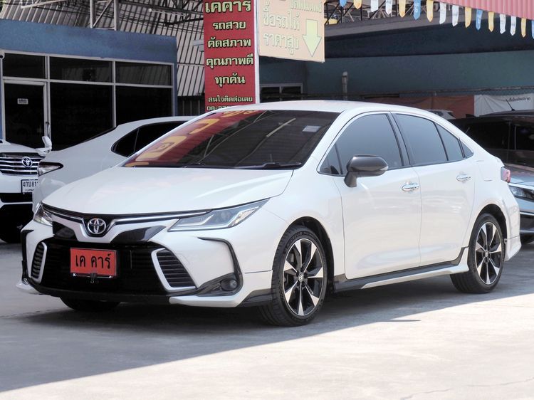 รถ Toyota Altis 1.8 GR Sport CVT สี ขาว