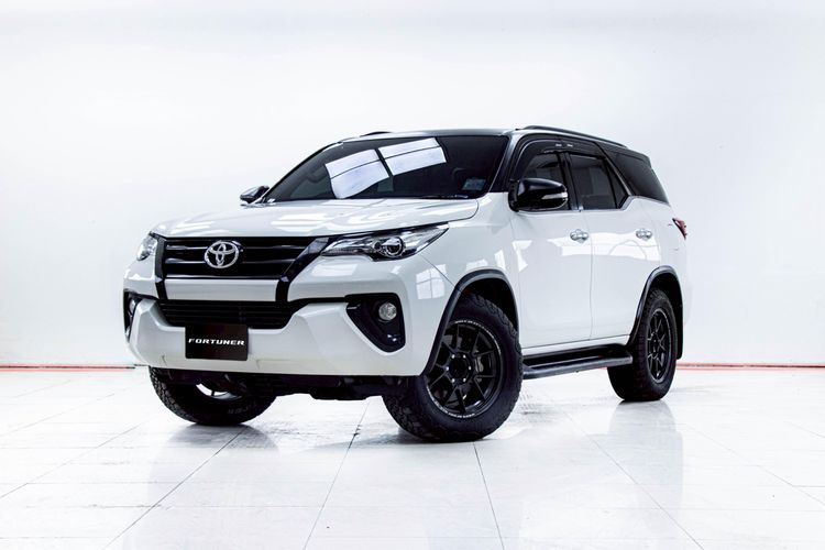 รถ Toyota Fortuner 2.4 V สี ขาว