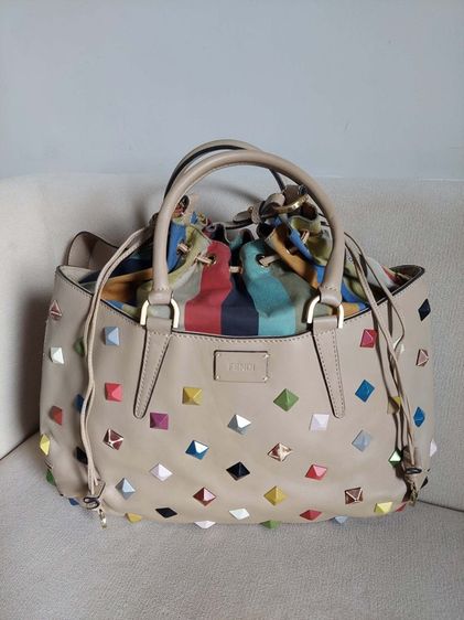 กระเป๋า Fendi ตอกหมุดหลากสี